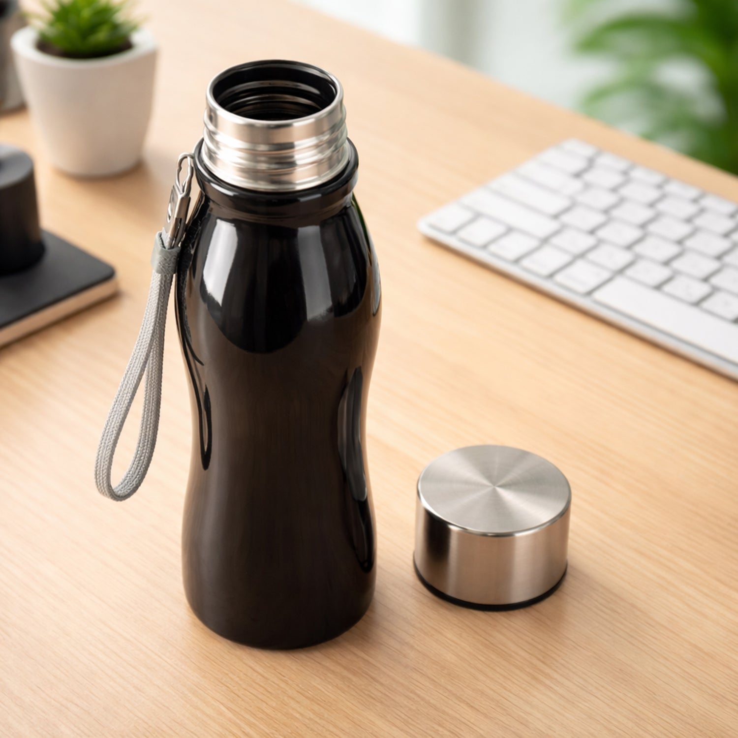 Stainless Steel Water Bottle with Carry Strap 600 ML - Detailed Feature View 4