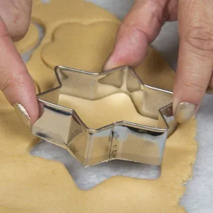 Stainless Steel Cookie Cutter Set – Heart, Round, Star & Flower Shapes (12 Pcs) - Detailed Feature View 2