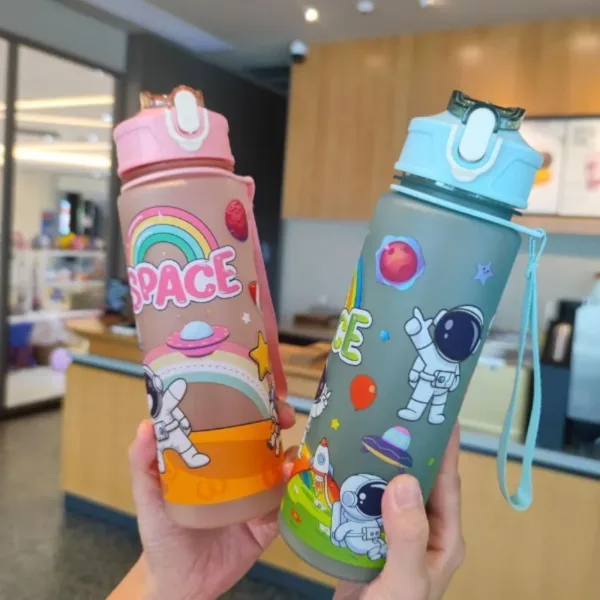 Kids Space-Themed Water Bottle – Astronaut Cartoon Design, Leak-Proof BPA-Free Sipper with Straw & Strap (Random color – Pack of 1)