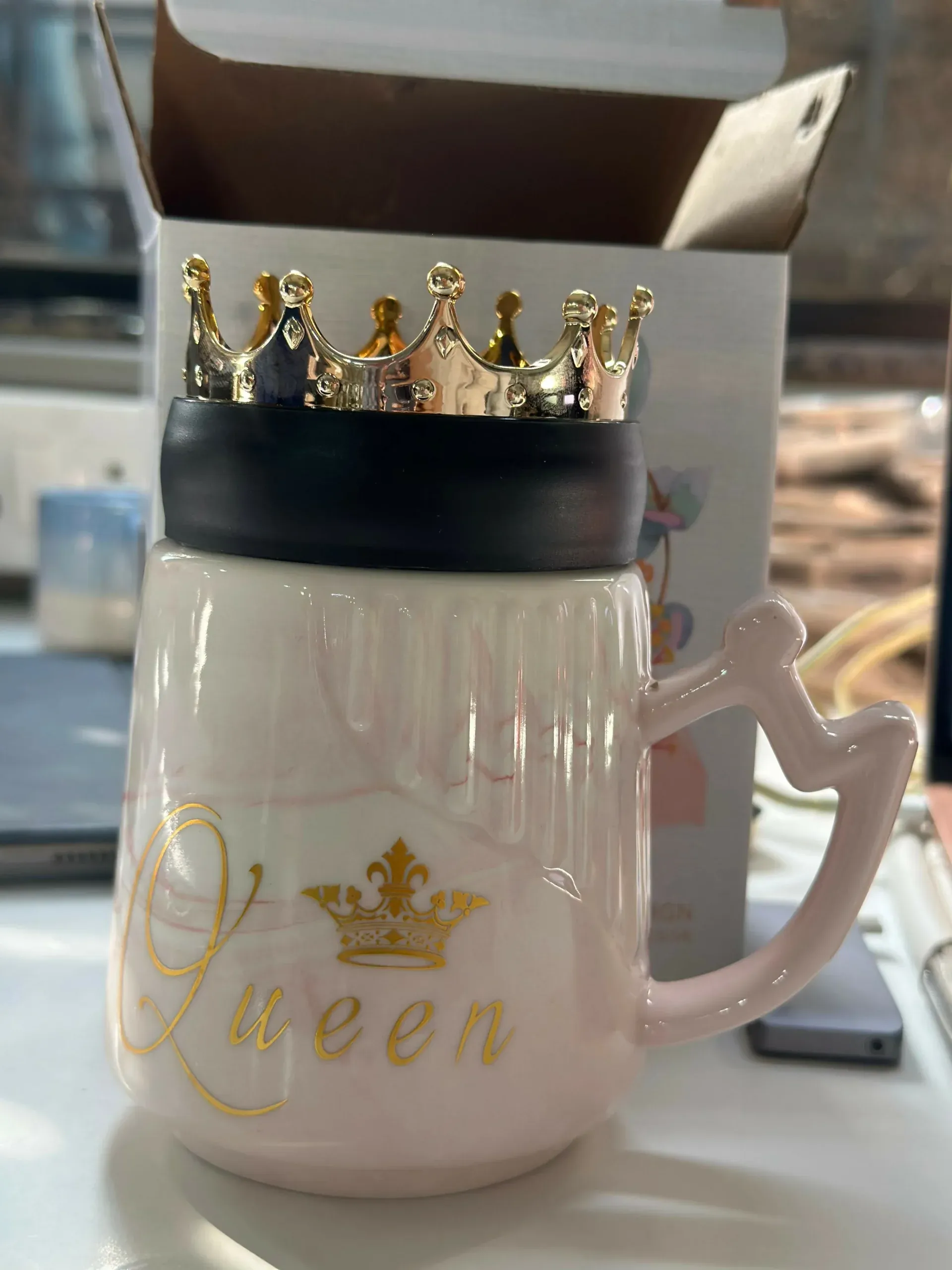 Queen Crown Ceramic Mug with Lid | Luxury Coffee & Tea Mug | Pink - Detailed Feature View 4
