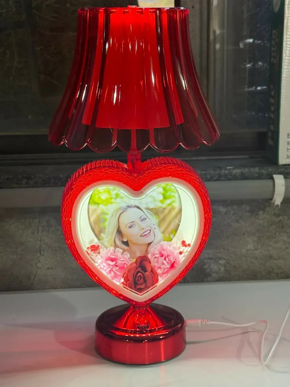 Red Heart-Shaped Photo Table Lamp with Shade for Bedroom & Gift - Detailed Feature View 3