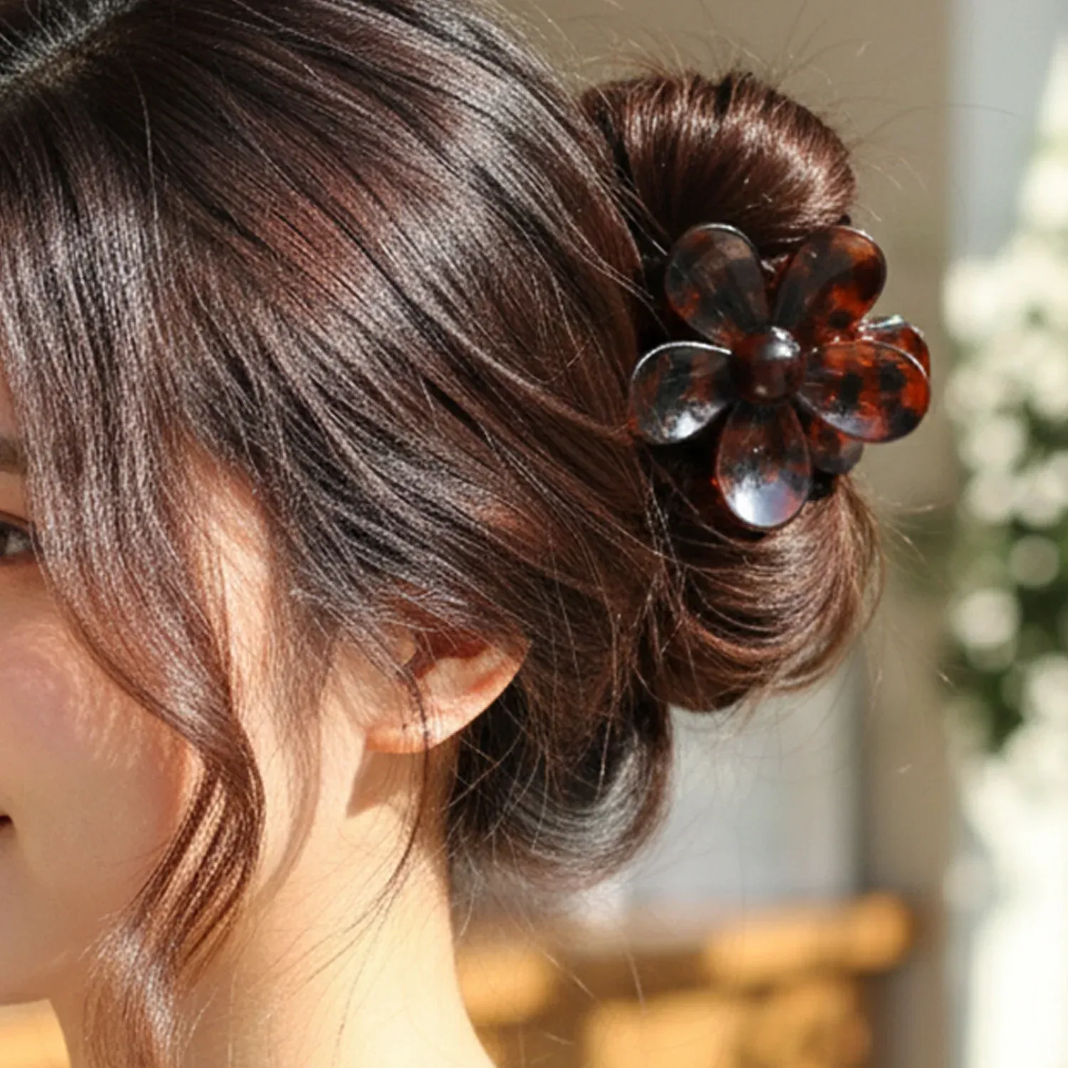 Elegant Plastic Flower Hair Clip – Stylish Claw Clip for Women - Detailed Feature View 4