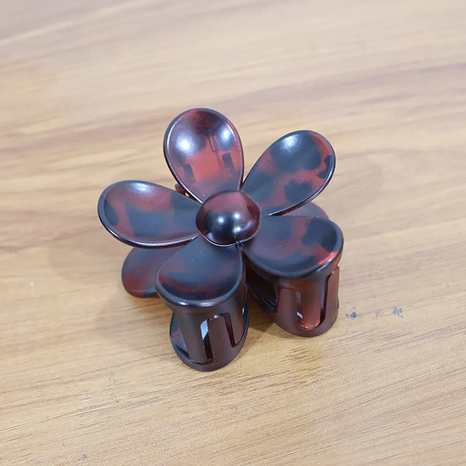 Elegant Plastic Flower Hair Clip – Stylish Claw Clip for Women - Detailed Feature View 2