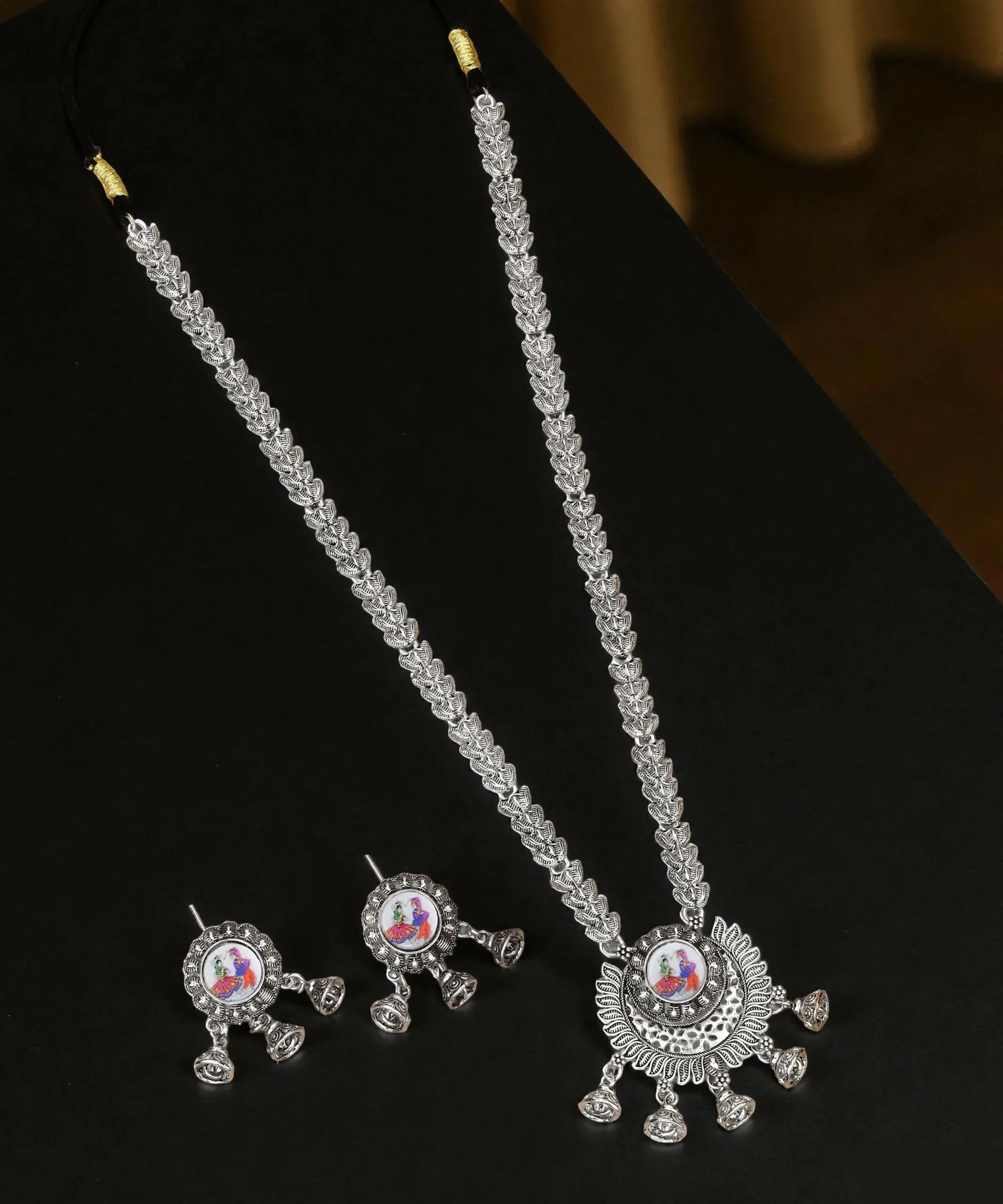 Bold Gold-Tone Black Stone Choker with Pearl Drops - Detailed Feature View 2