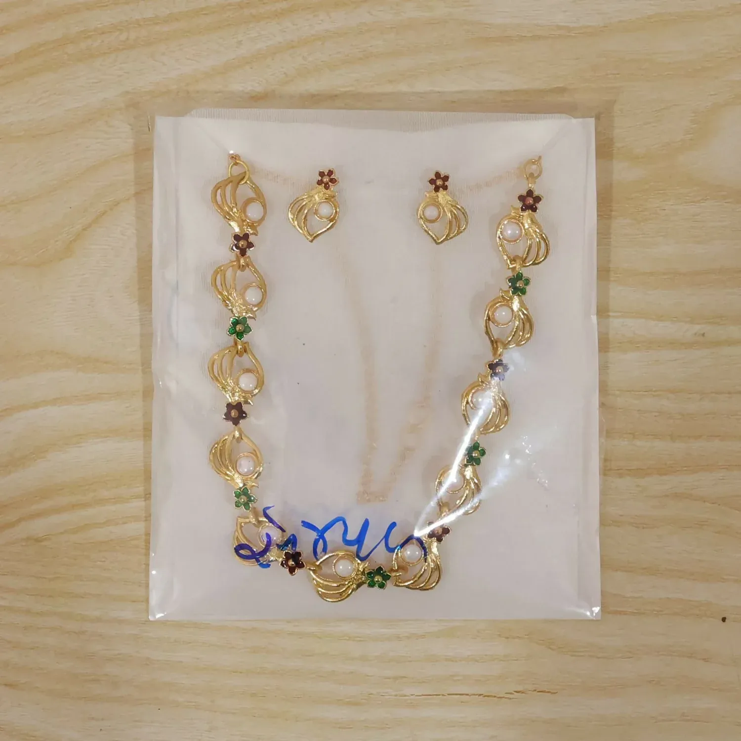 Gold-Plated Pearl Floral Necklace and Earrings Jewellery Set - Detailed Feature View 4