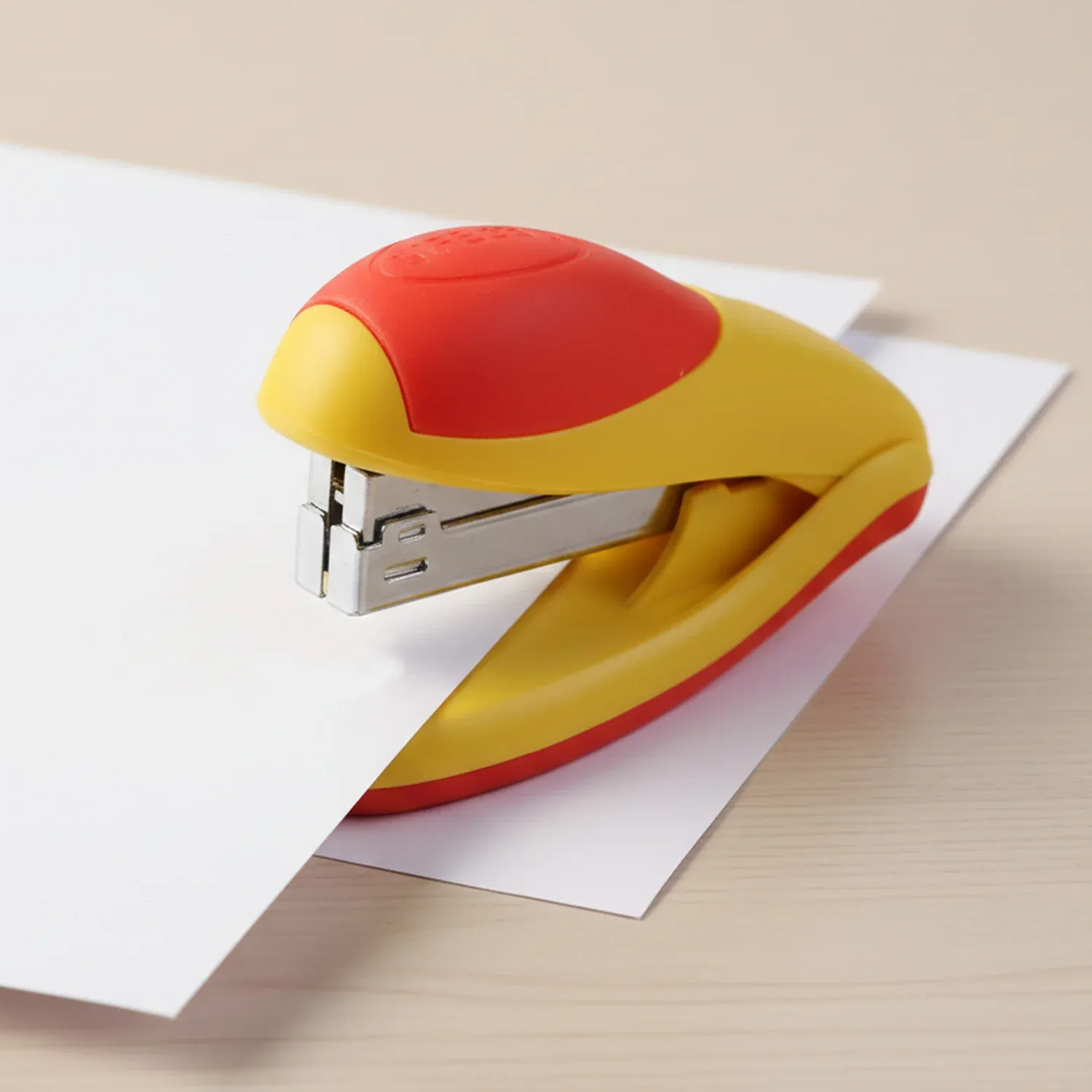 Heavy-Duty Desktop Stapler with Ergonomic Grip & Staples - Detailed Feature View 7