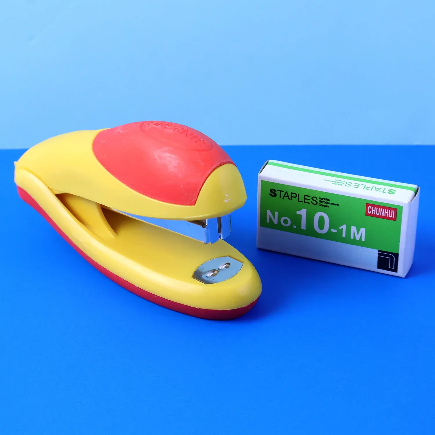 Heavy-Duty Desktop Stapler with Ergonomic Grip & Staples - Detailed Feature View 2