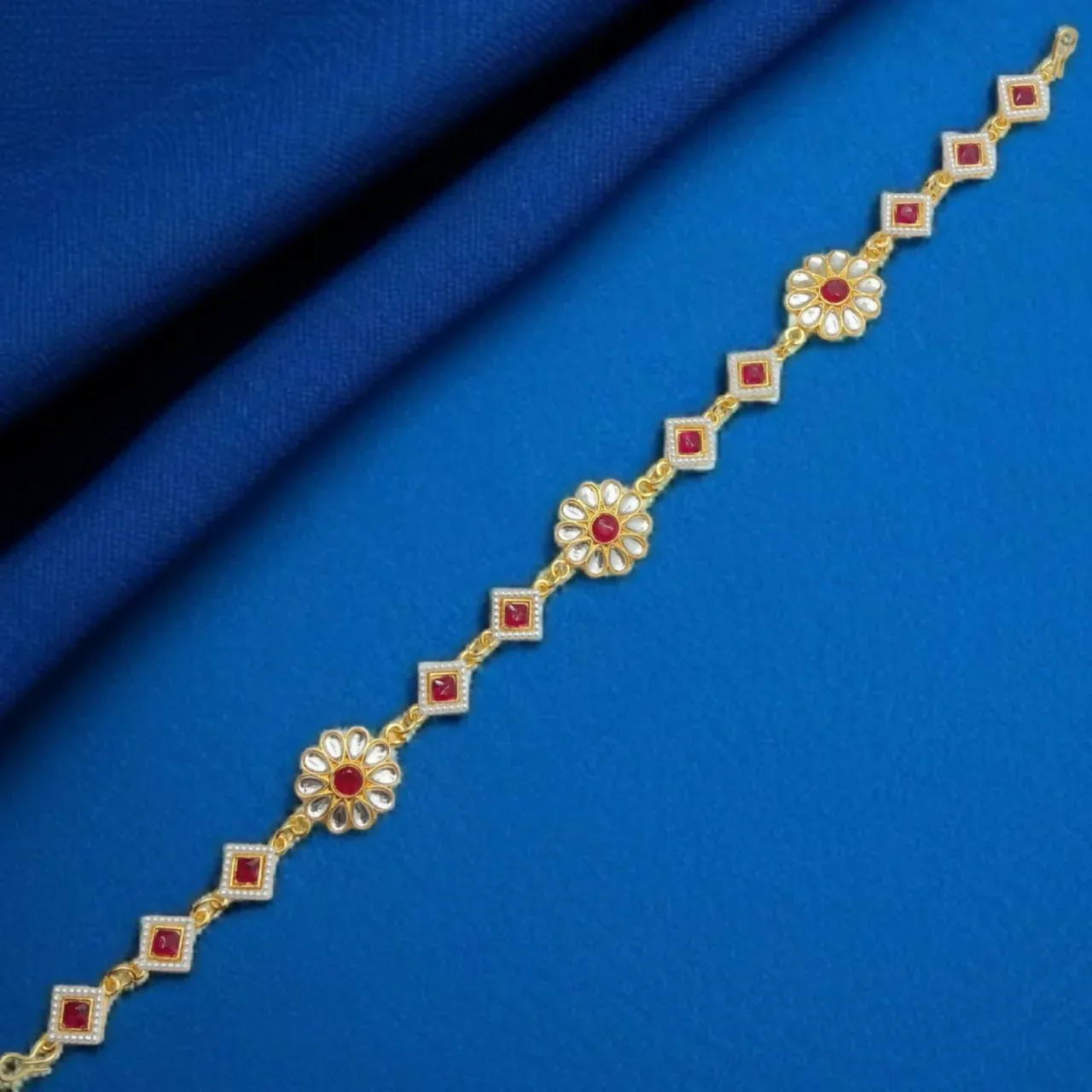 Traditional Gold-Plated Mathapatti with Kundan Accent - Detailed Feature View 3