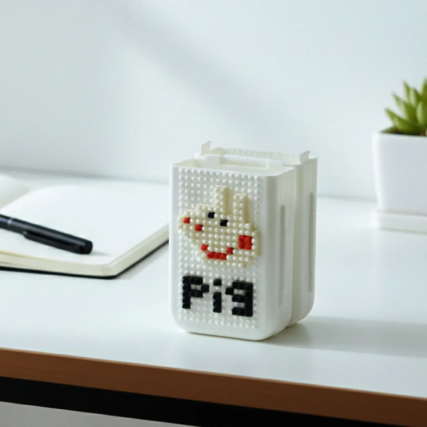 Decorative Pixel Art Style Desk Pen Holder (1 Pc) - Detailed Feature View 2