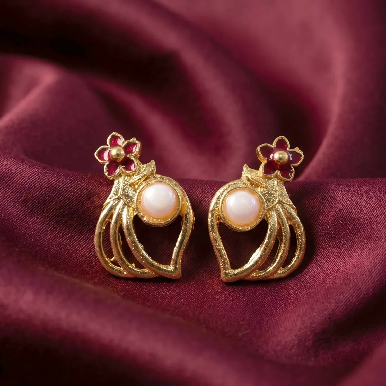 Gold-Plated Pearl Floral Necklace and Earrings Jewellery Set - Detailed Feature View 2