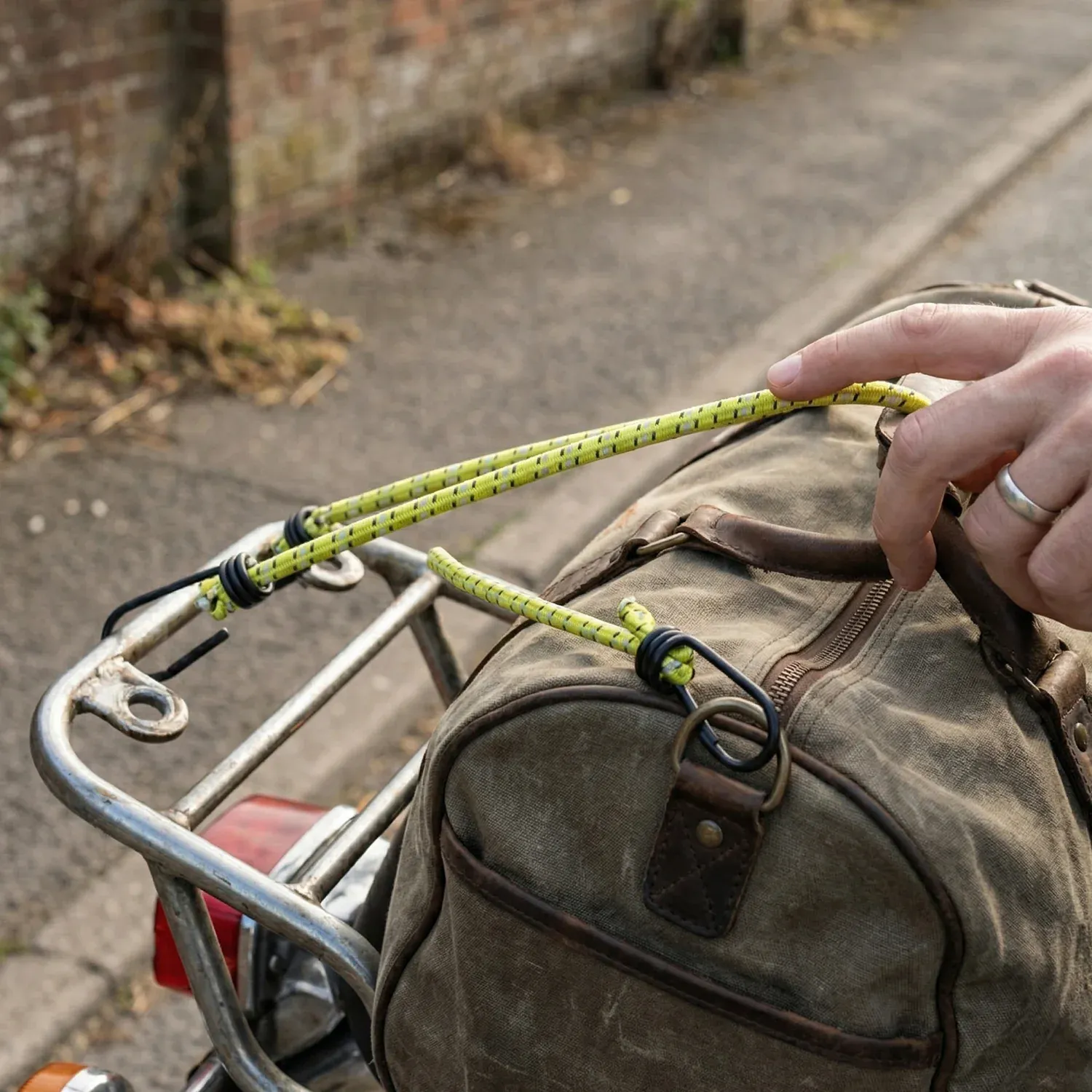 Heavy Duty Elastic Bungee Cord with Hooks – 90 cm Tie Down Strap - Detailed Feature View 2