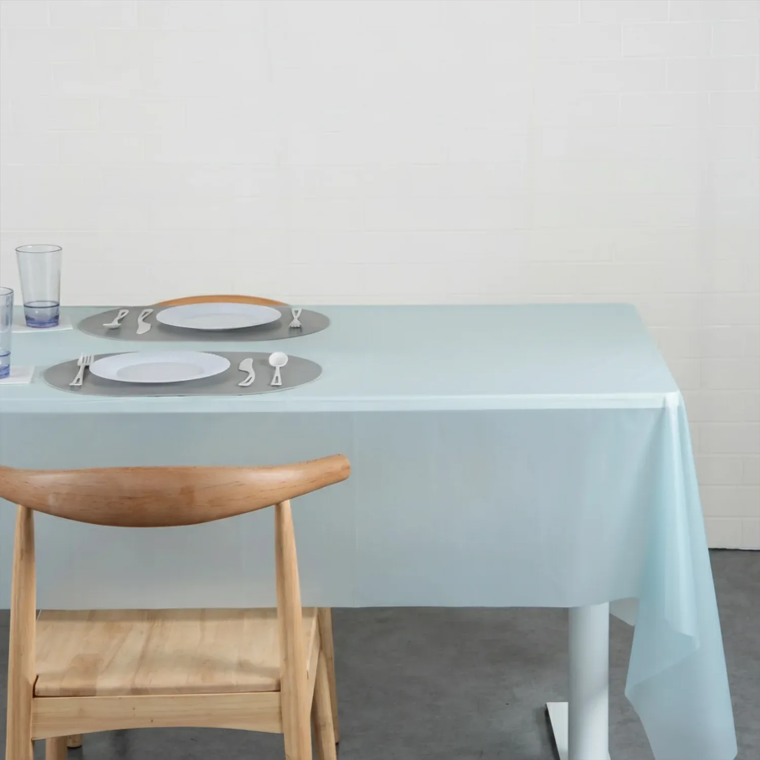 Disposable Plastic Table Cover – Waterproof & Tear-Resistant 137x183 cm - Detailed Feature View 2
