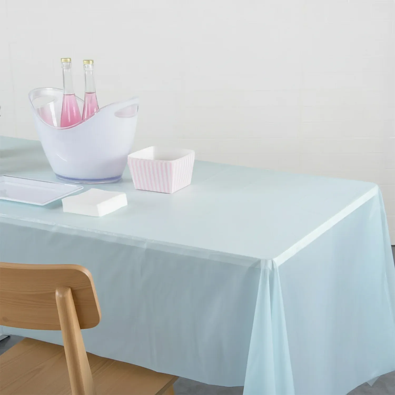 Disposable Plastic Table Cover – Waterproof & Tear-Resistant 137x183 cm - Detailed Feature View 3