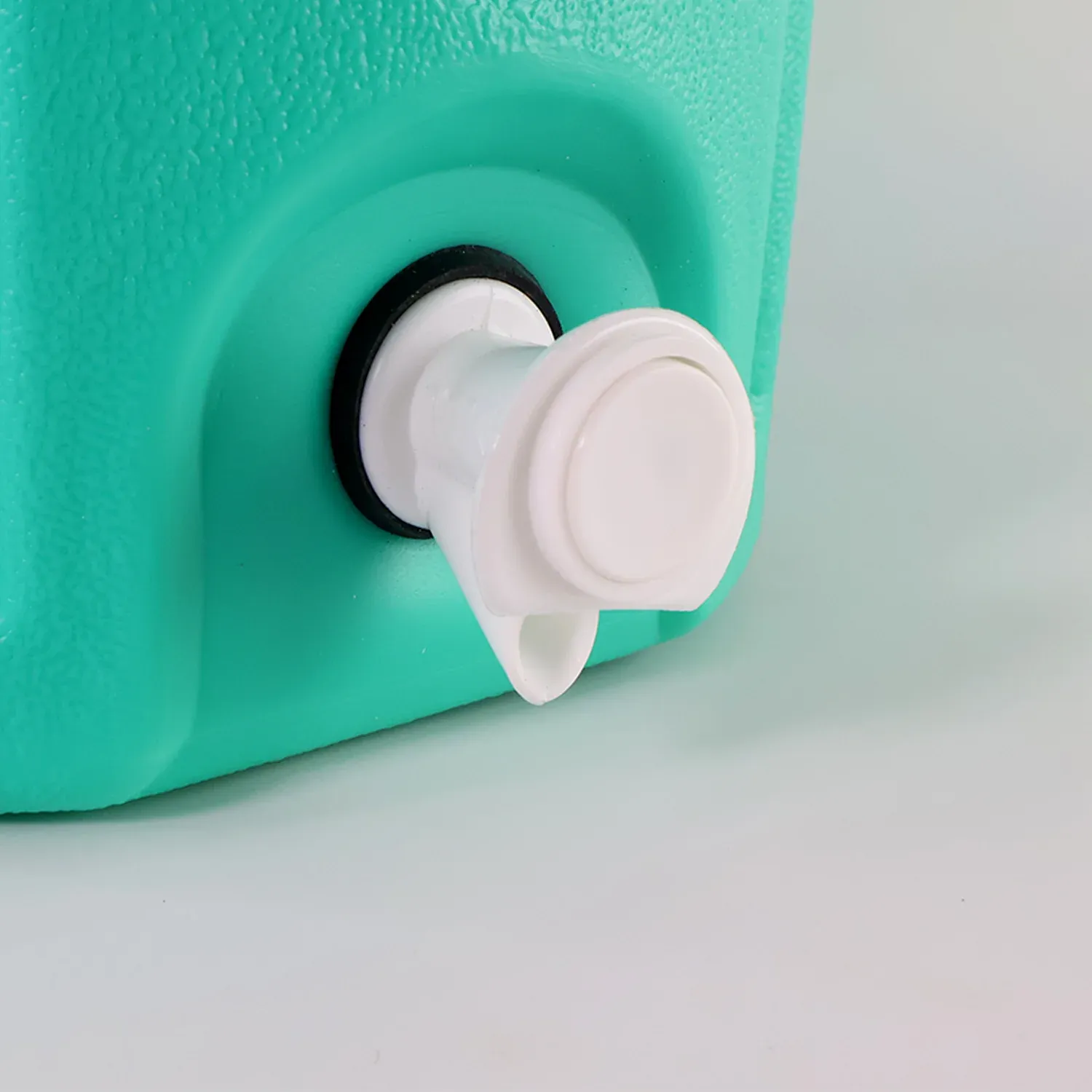 Insulated Water Jug 5.5L – Keeps Water Cool & Fresh - Detailed Feature View 2