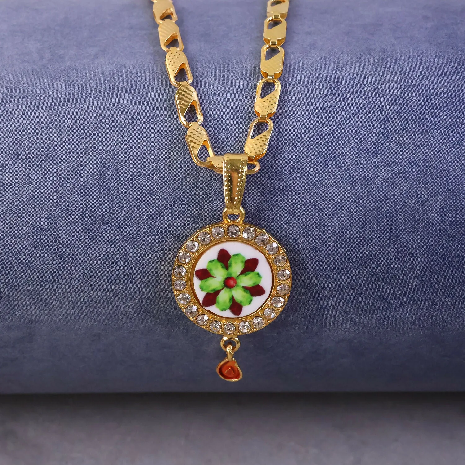 Elegant Gold Plated Pendant Necklace with Floral Design - Detailed Feature View 1