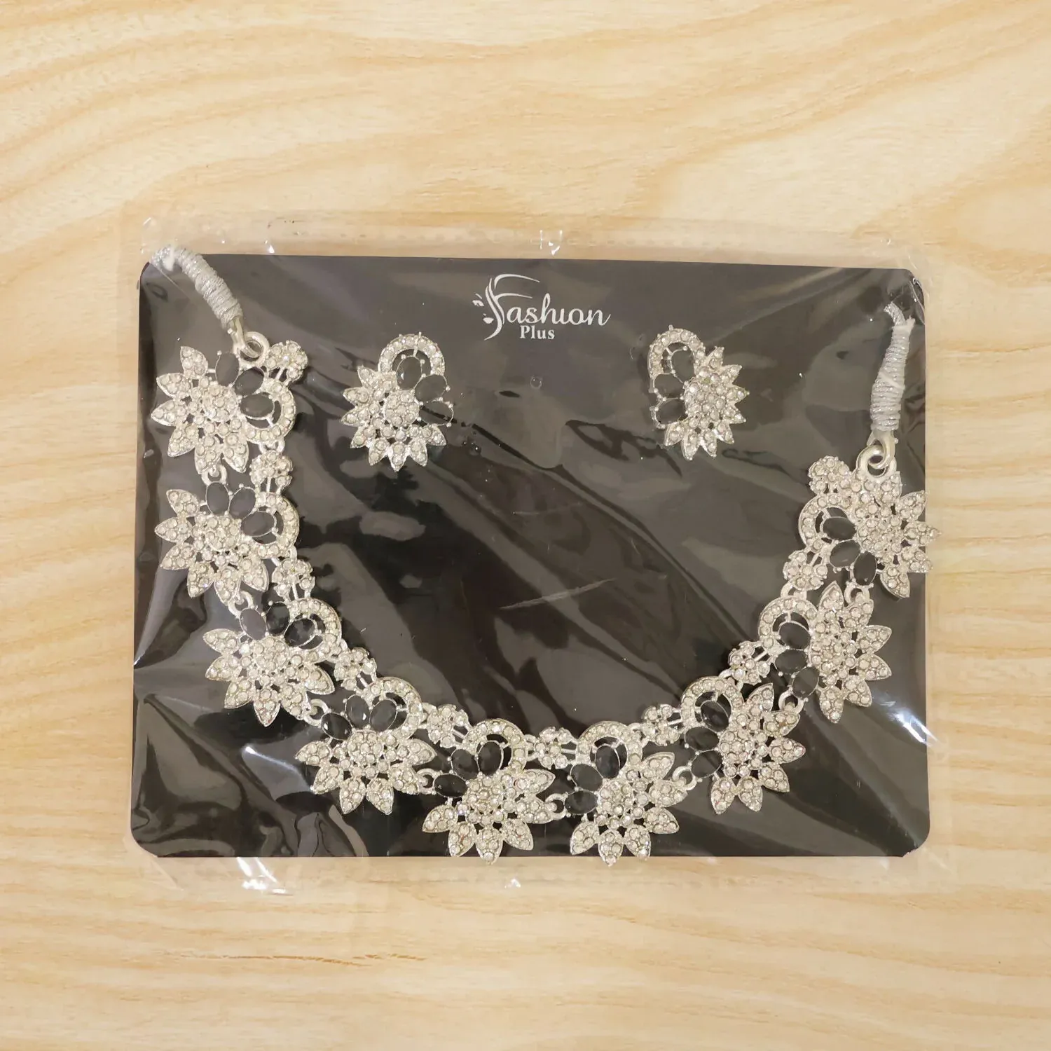 Elegant Silver-Plated Black Stone Necklace Set with Earrings For Woman - Detailed Feature View 6