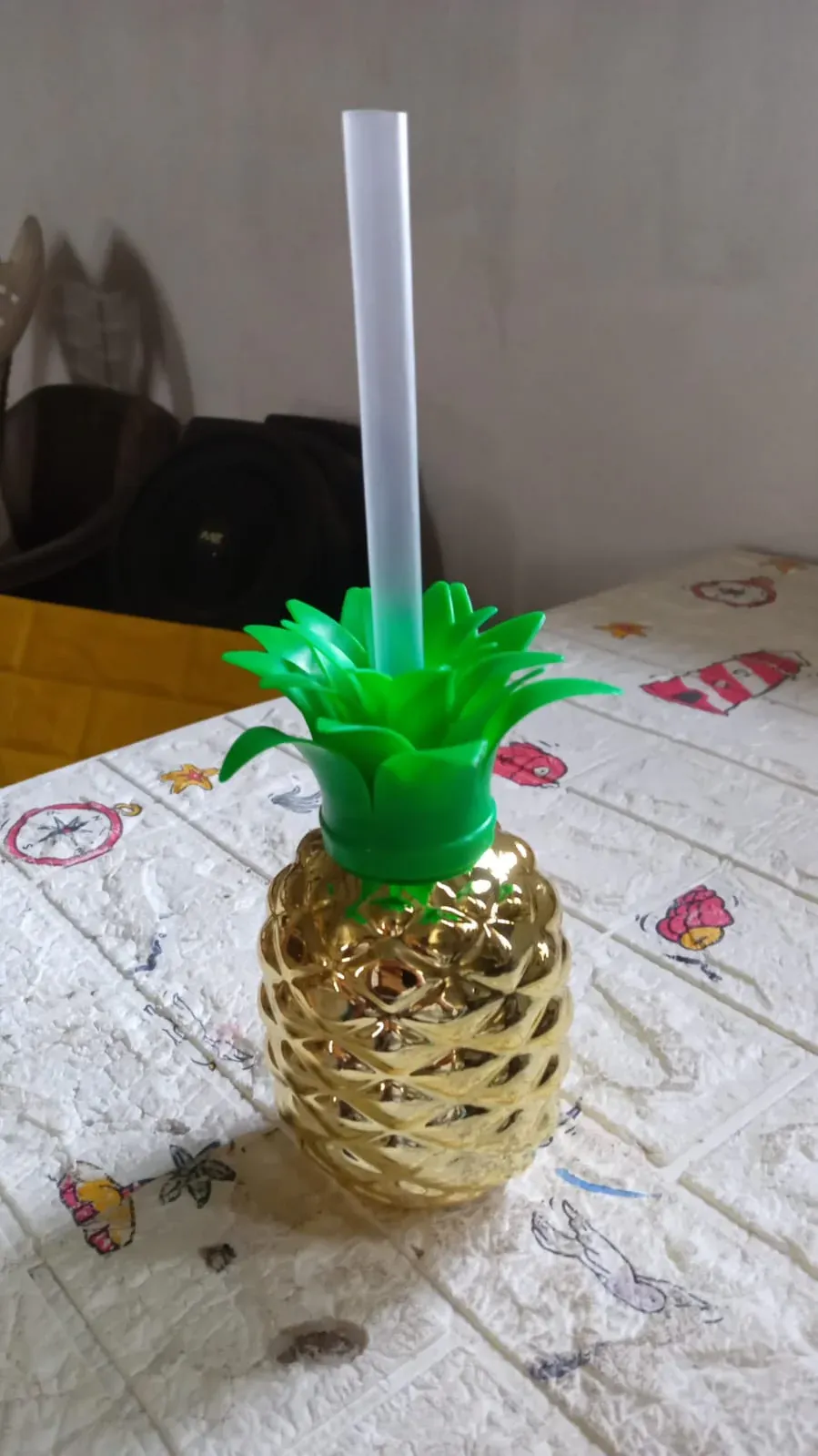 Plastic Pineapple Cup with Straw - 16.7 oz Tropical Party Favor - Detailed Feature View 6
