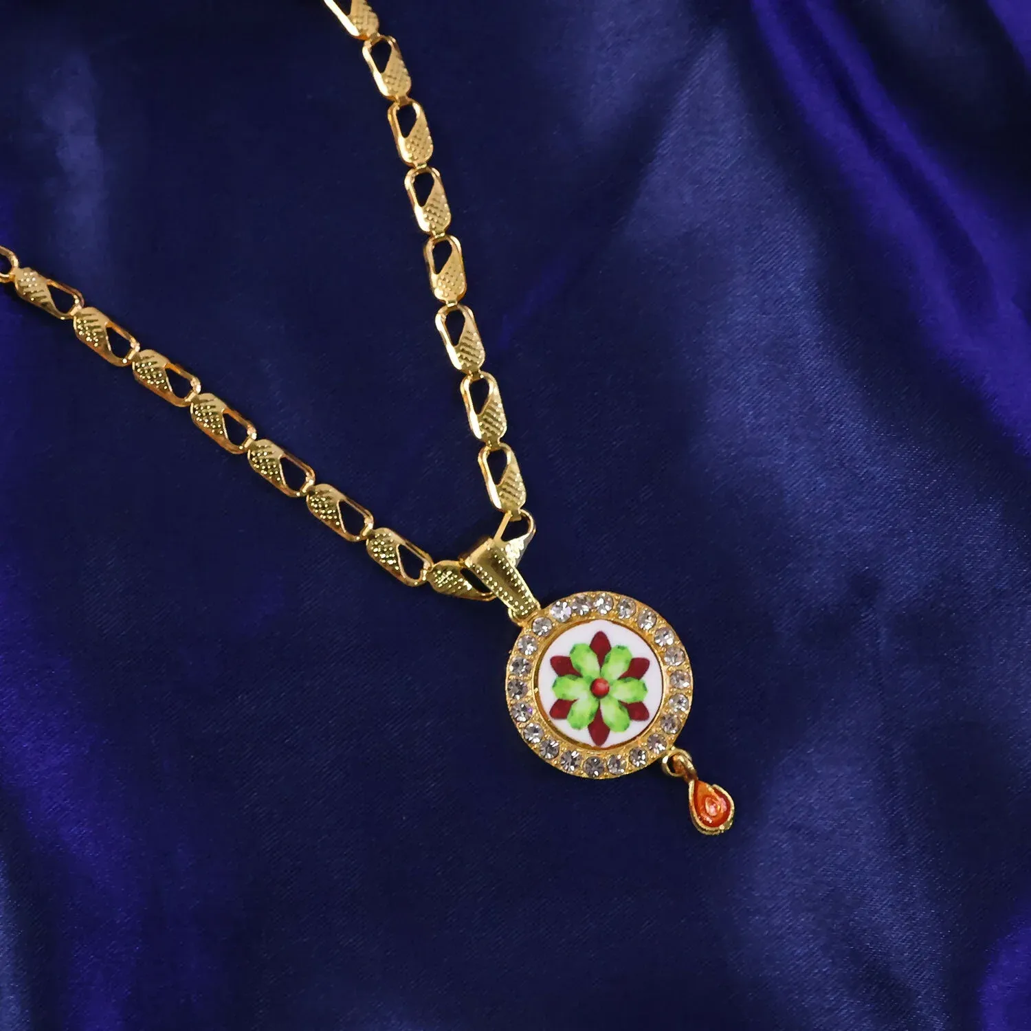 Elegant Gold Plated Pendant Necklace with Floral Design - Detailed Feature View 2