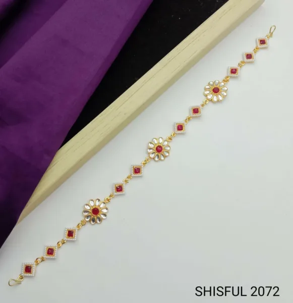 Traditional Gold-Plated Mathapatti with Kundan Accent