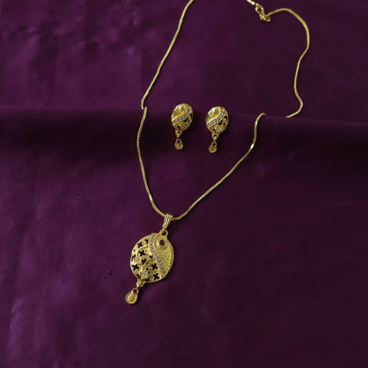 Oval Motif Gold Pendant & Earring Set – Elegant Traditional Jewelry for Women - Detailed Feature View 5
