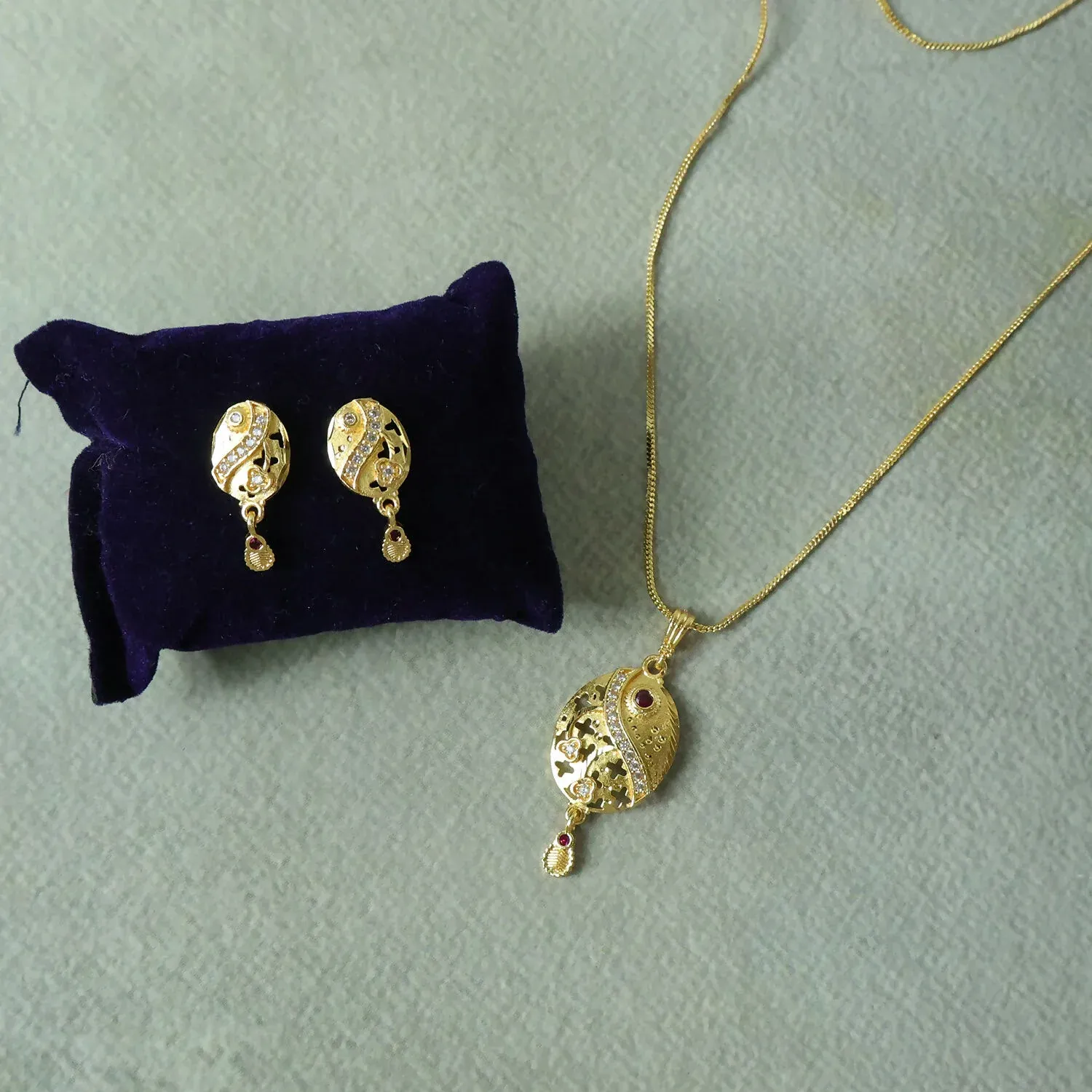 Oval Motif Gold Pendant & Earring Set – Elegant Traditional Jewelry for Women - Detailed Feature View 2
