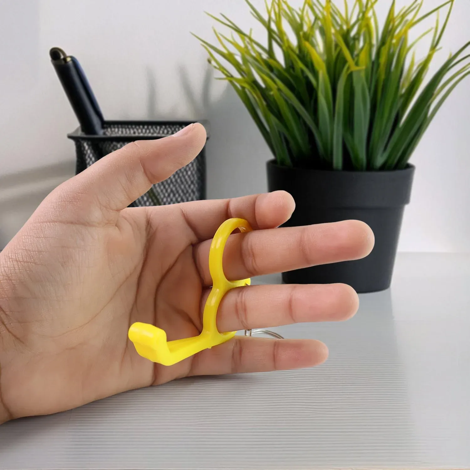 Dual-Finger Mobile Stand Keyring – Lightweight 2-in-1 Phone Holder - Detailed Feature View 3