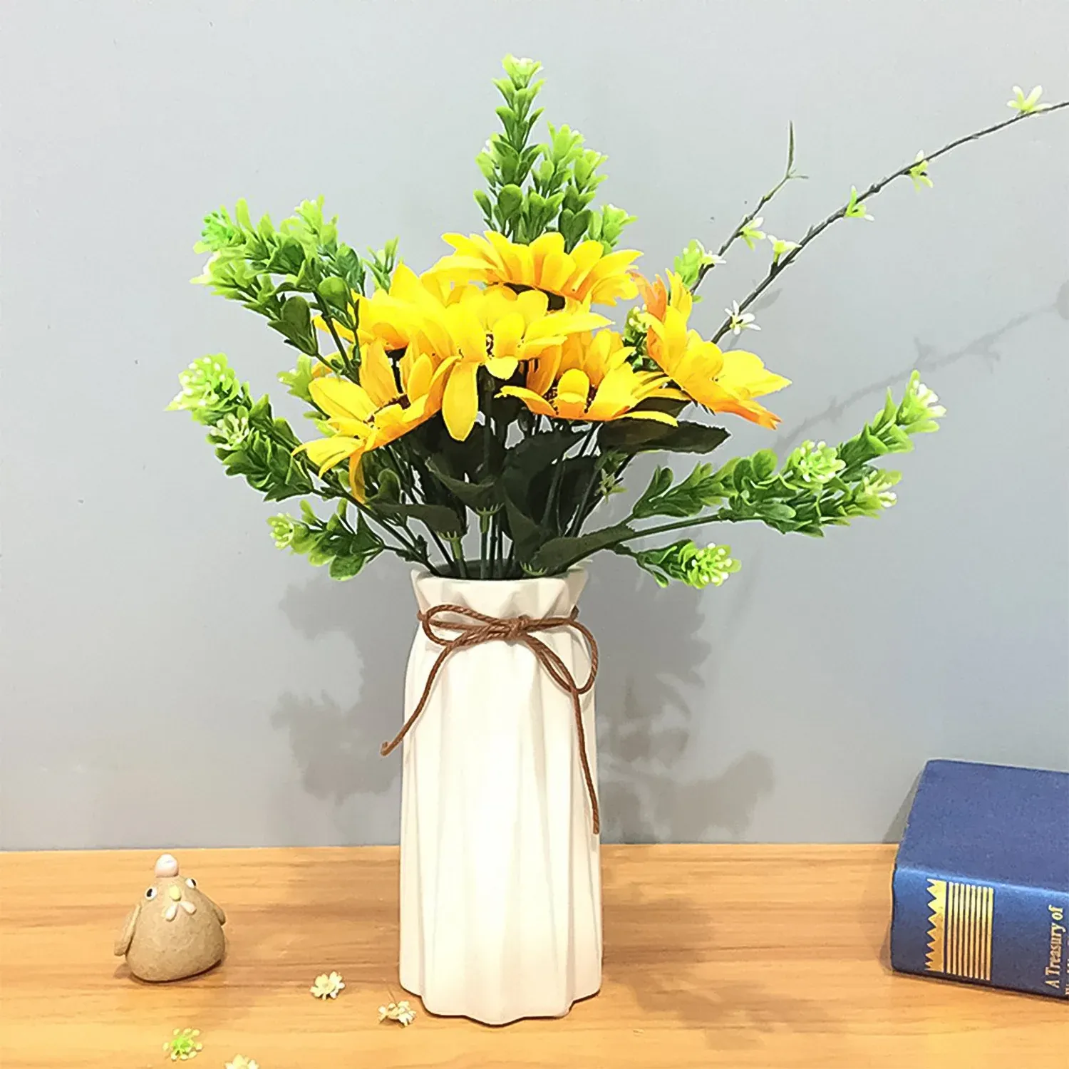 Plastic Flower Vase – Elegant Design for Home & Gift - Detailed Feature View 3