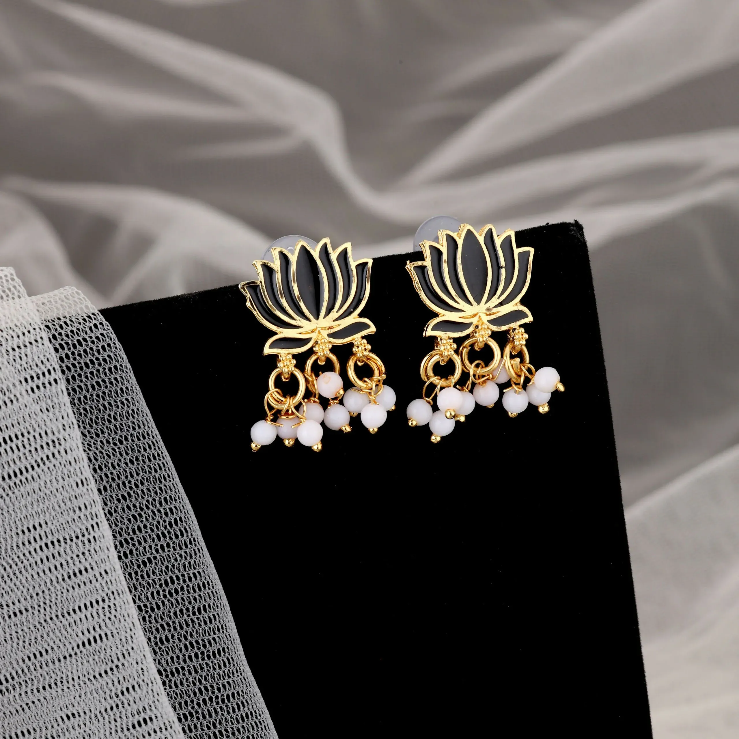 Pearl Cluster Choker Necklace – Elegant Gold-Toned Set - Detailed Feature View 1