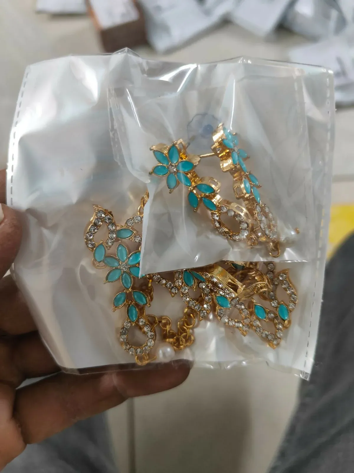 Turquoise Necklace Set – Gold-Plated Floral Link Design - Detailed Feature View 4