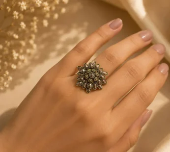 Vintage Floral Statement Ring – Elegant Antique Gold with Crystals