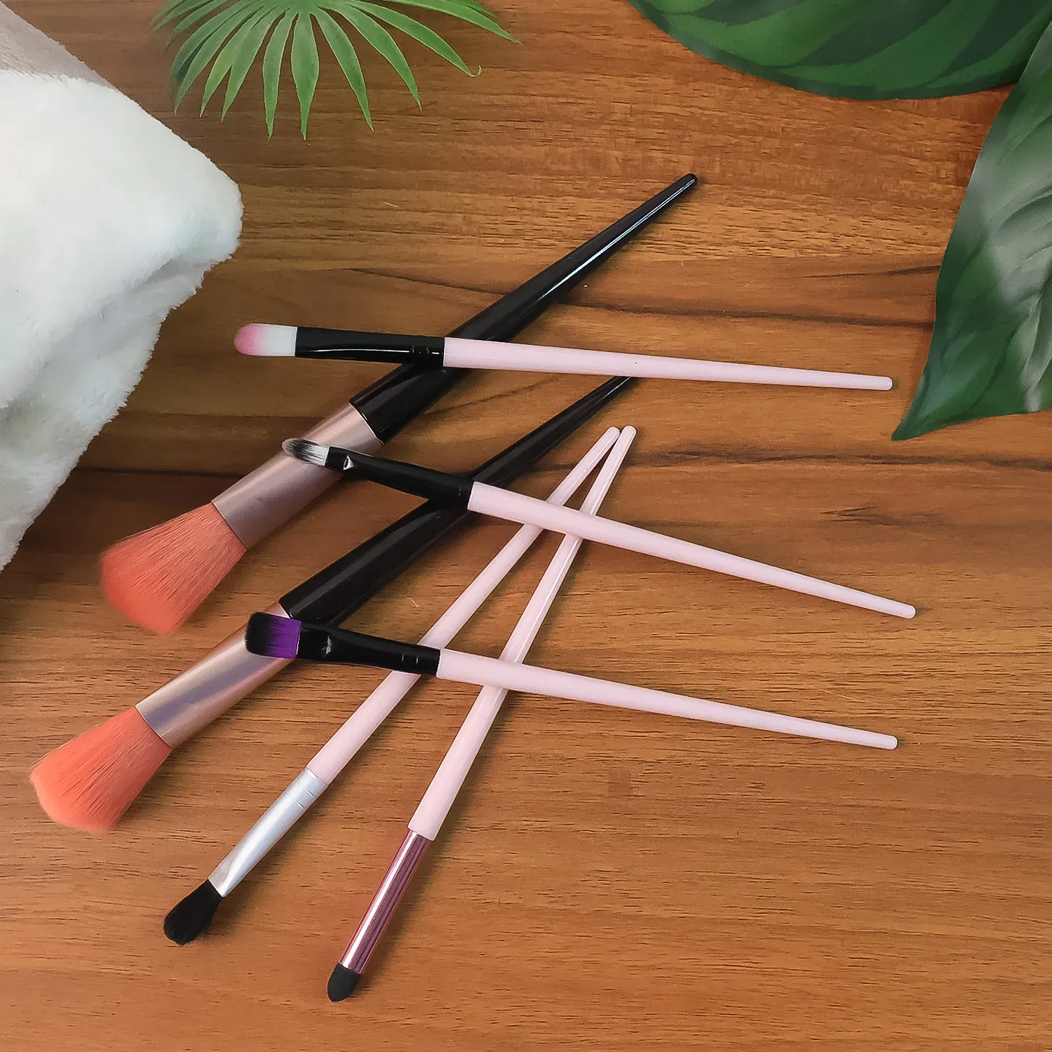 Professional Soft Makeup Brush Set – 7-Pc with Travel Pouch - Detailed Feature View 3
