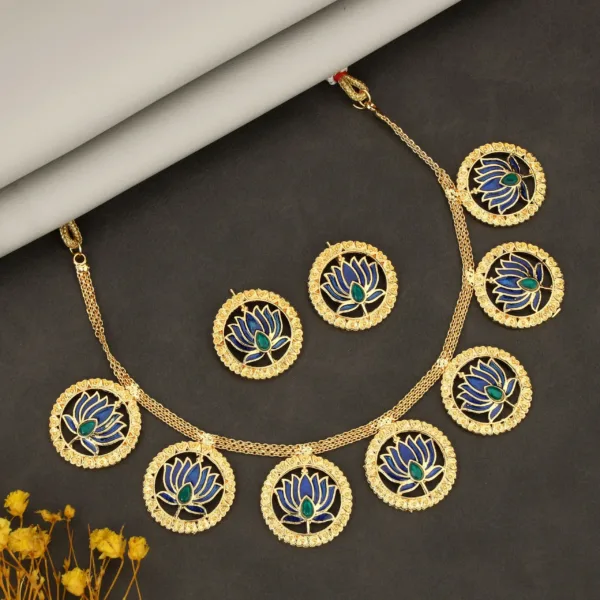Gold-Tone Pearl Choker Set – Elegant Blue-Green Crystal Design