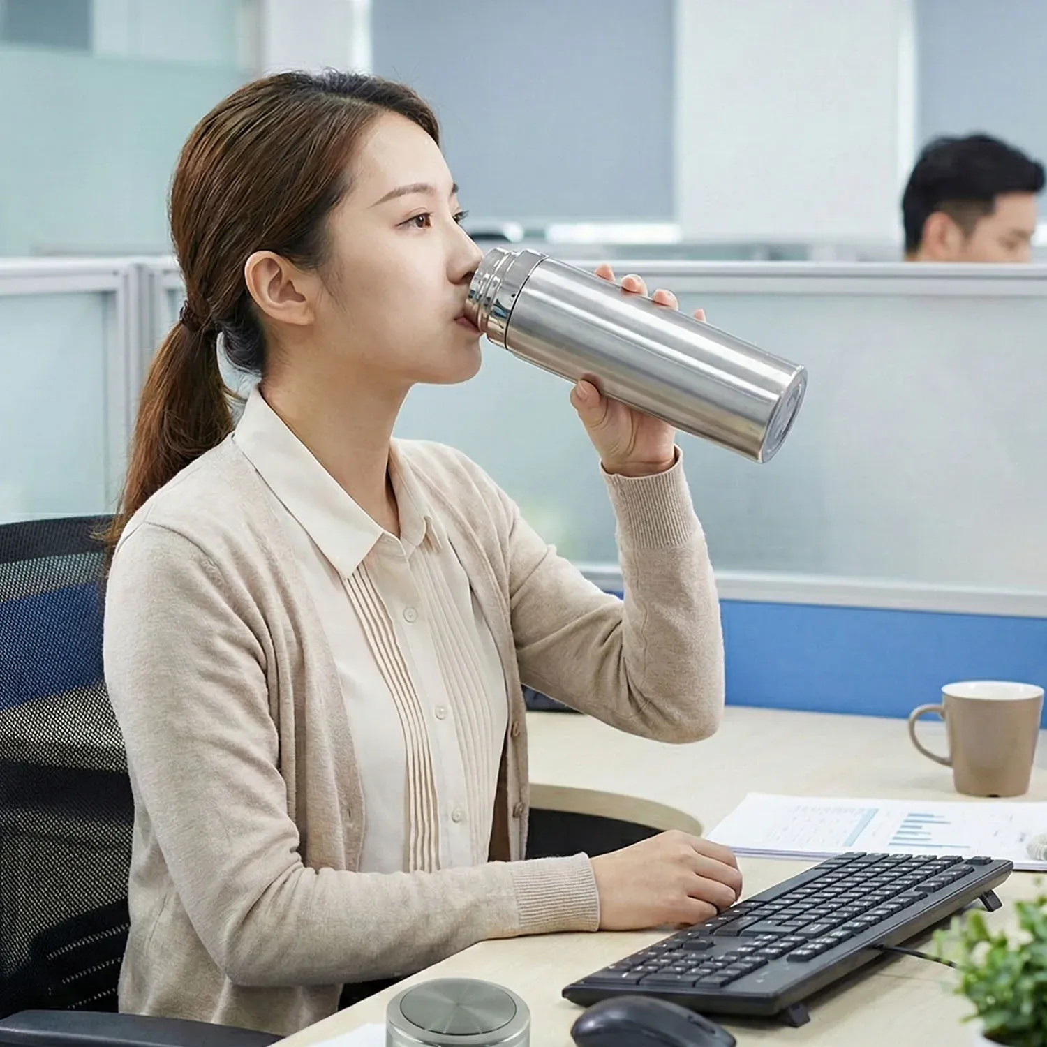 Stainless Steel Vacuum Flask – Keeps Beverages Hot & Cold - Detailed Feature View 2
