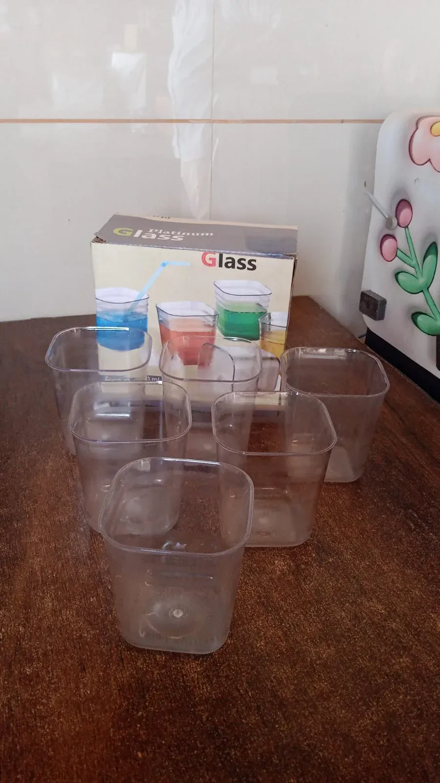Transparent Diamond Plastic Glass Set – 6 Pieces with Tray - Detailed Feature View 6