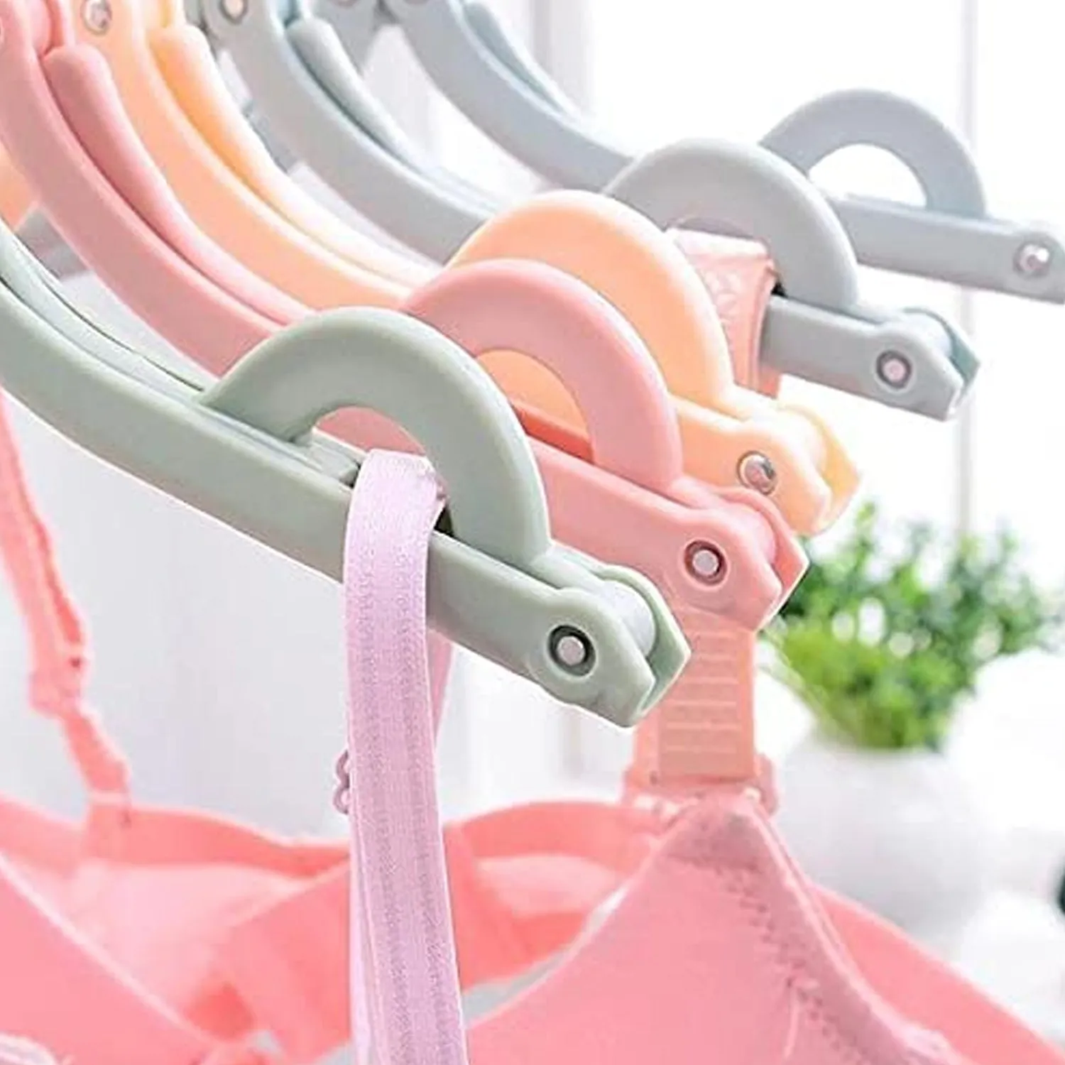 Foldable Travel Hanger – Lightweight & Space-Saving Design - Detailed Feature View 7