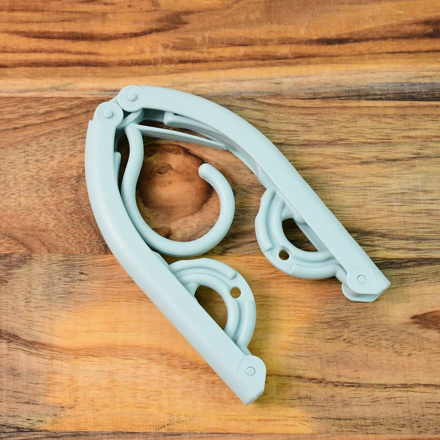 Foldable Travel Hanger – Lightweight & Space-Saving Design - Detailed Feature View 8