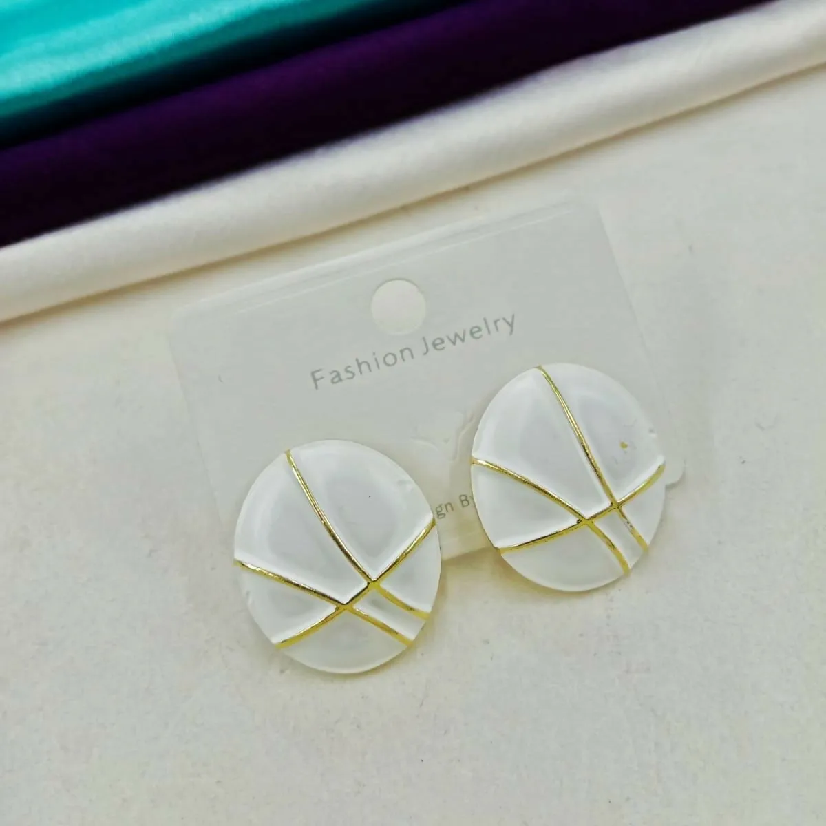 Elegant White Shell Round Stud Earrings for Women Gold Line Minimal Fashion Jewelry Pair - Detailed Feature View 3