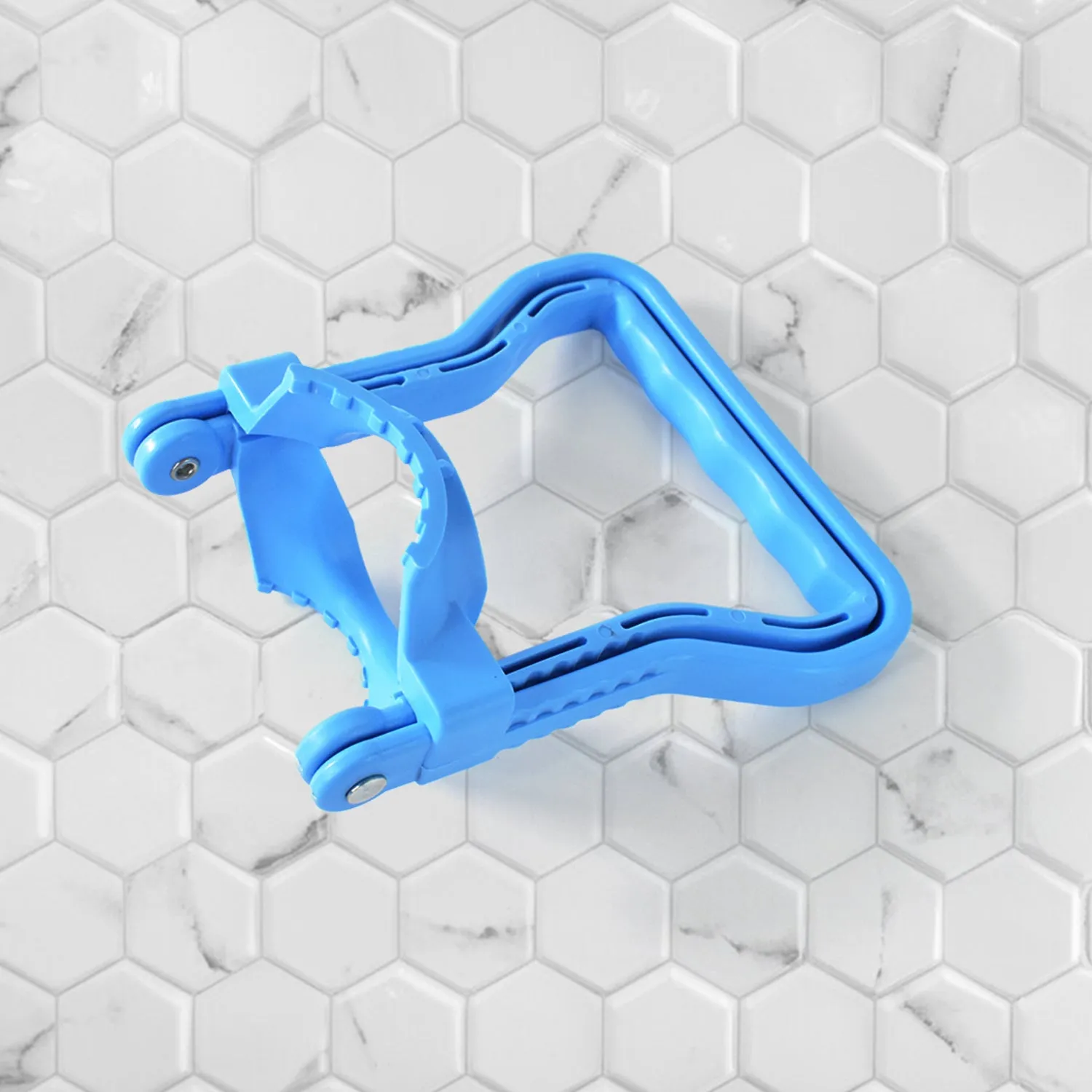 Water Bottle Lifter Handle – Ergonomic Plastic Carrier for Easy Carrying - Detailed Feature View 2