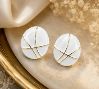 Elegant White Shell Round Stud Earrings for Women Gold Line Minimal Fashion Jewelry Pair