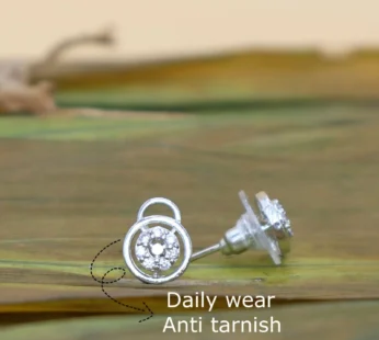 Diamond-Look Silver Stud Earrings – Elegant Floral Design