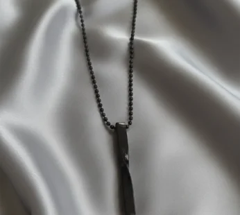 Black Twisted Bar Chain Pendant – Sleek Masculine Style