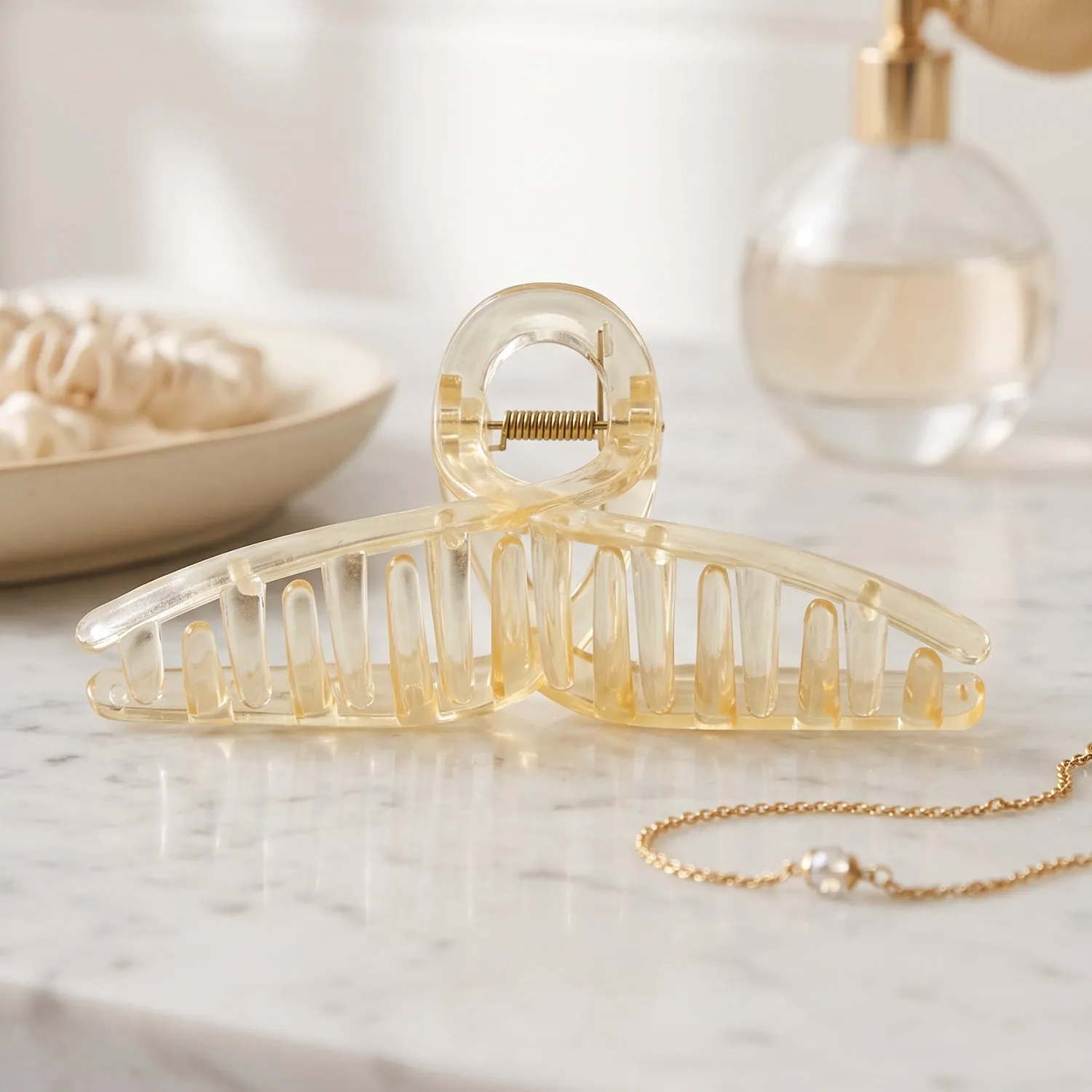 Stylish Plastic Hair Clip Transparent Claw Clutcher for Women (1 Pc) - Detailed Feature View 7
