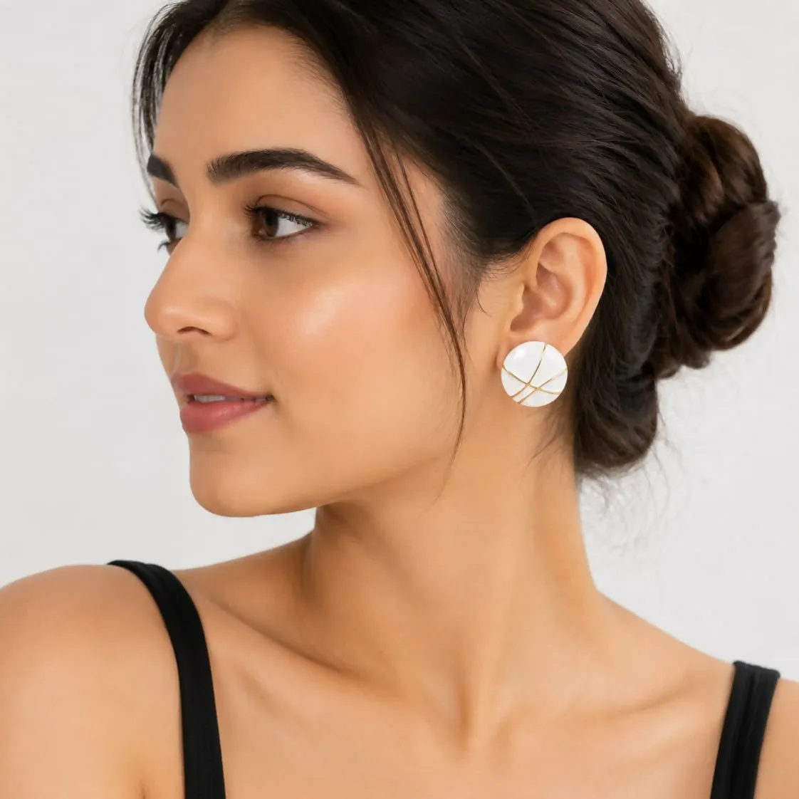 Elegant White Shell Round Stud Earrings for Women Gold Line Minimal Fashion Jewelry Pair - Detailed Feature View 2