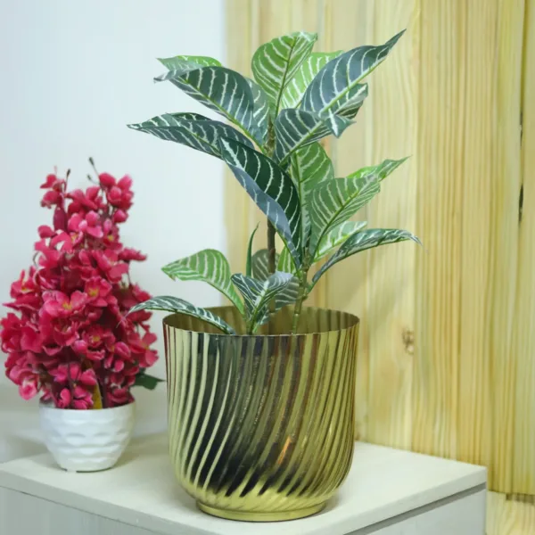 Ribbed Flower Vase – Golden & Metal