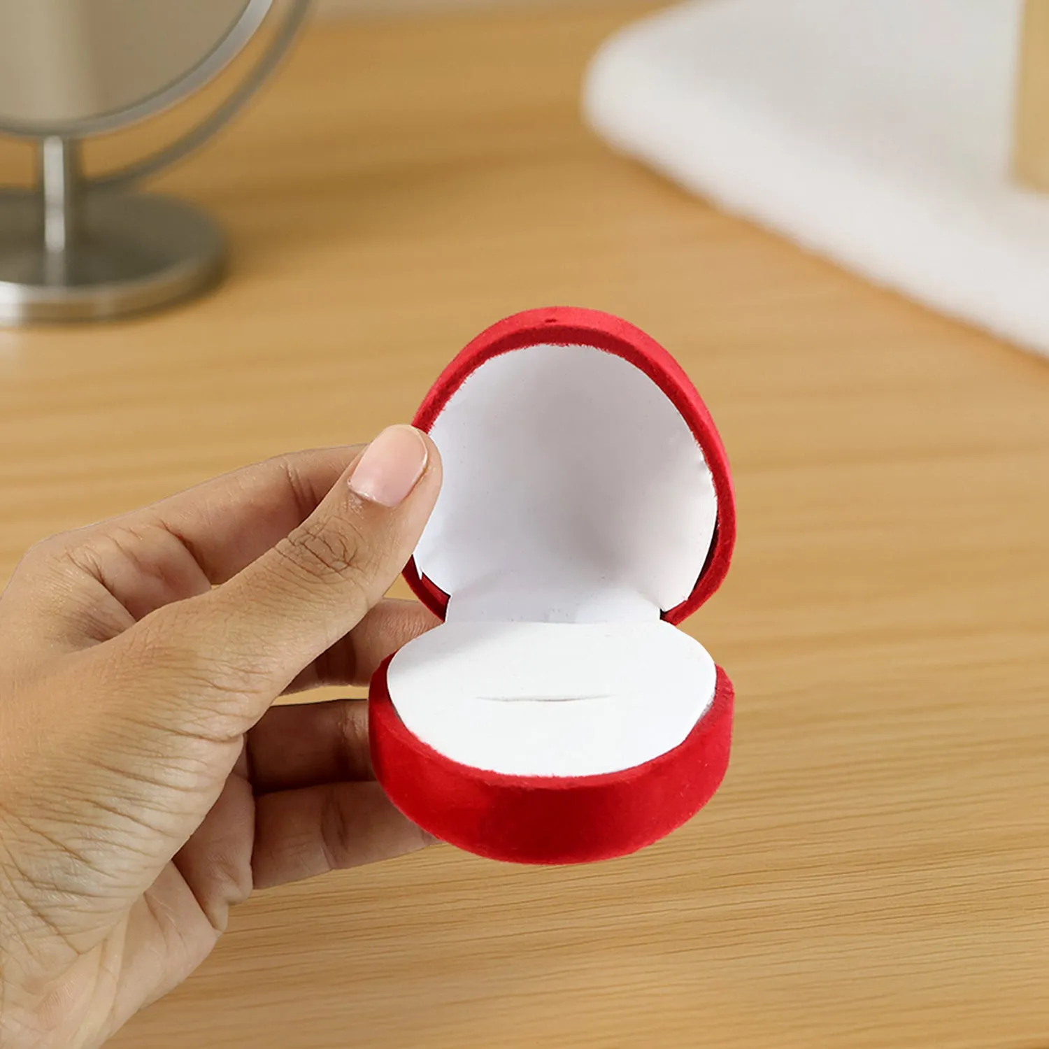 Heart-Shaped Velvet Jewellery Ring Box – Elegant Luxury Gift Case - Detailed Feature View 2