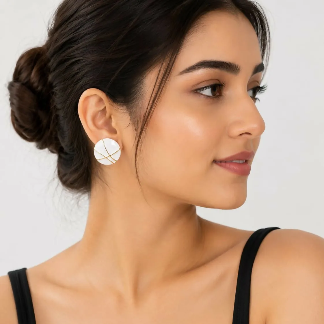 Elegant White Shell Round Stud Earrings for Women Gold Line Minimal Fashion Jewelry Pair - Detailed Feature View 1