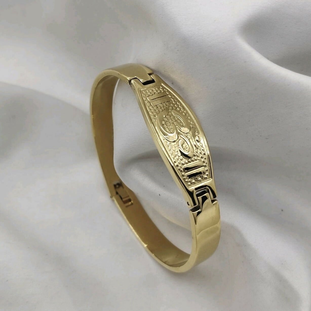 Golden Plated Om Engraved Religious Kada - Detailed Feature View 2