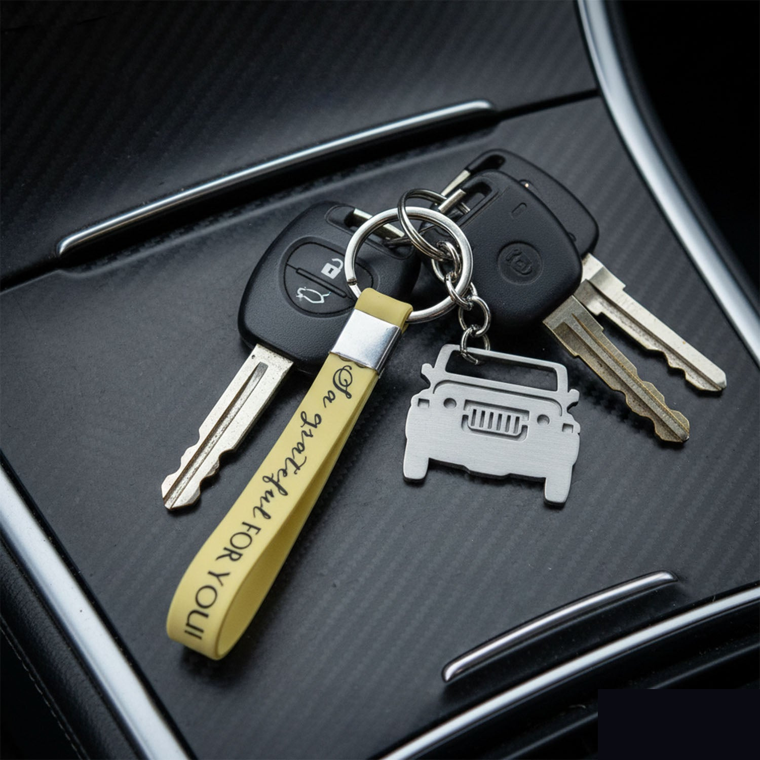 Jeep-Shaped Metal Car Keychain – Stylish Dual-Keyring Set - Detailed Feature View 2