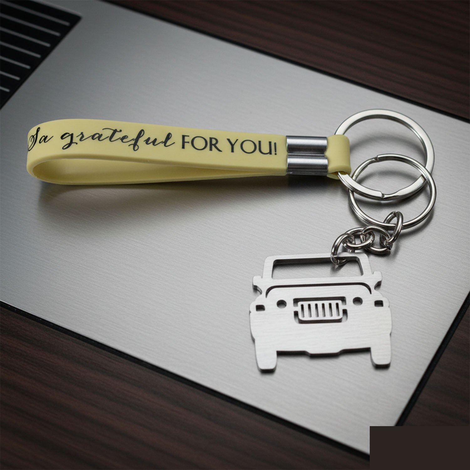Jeep-Shaped Metal Car Keychain – Stylish Dual-Keyring Set - Detailed Feature View 3
