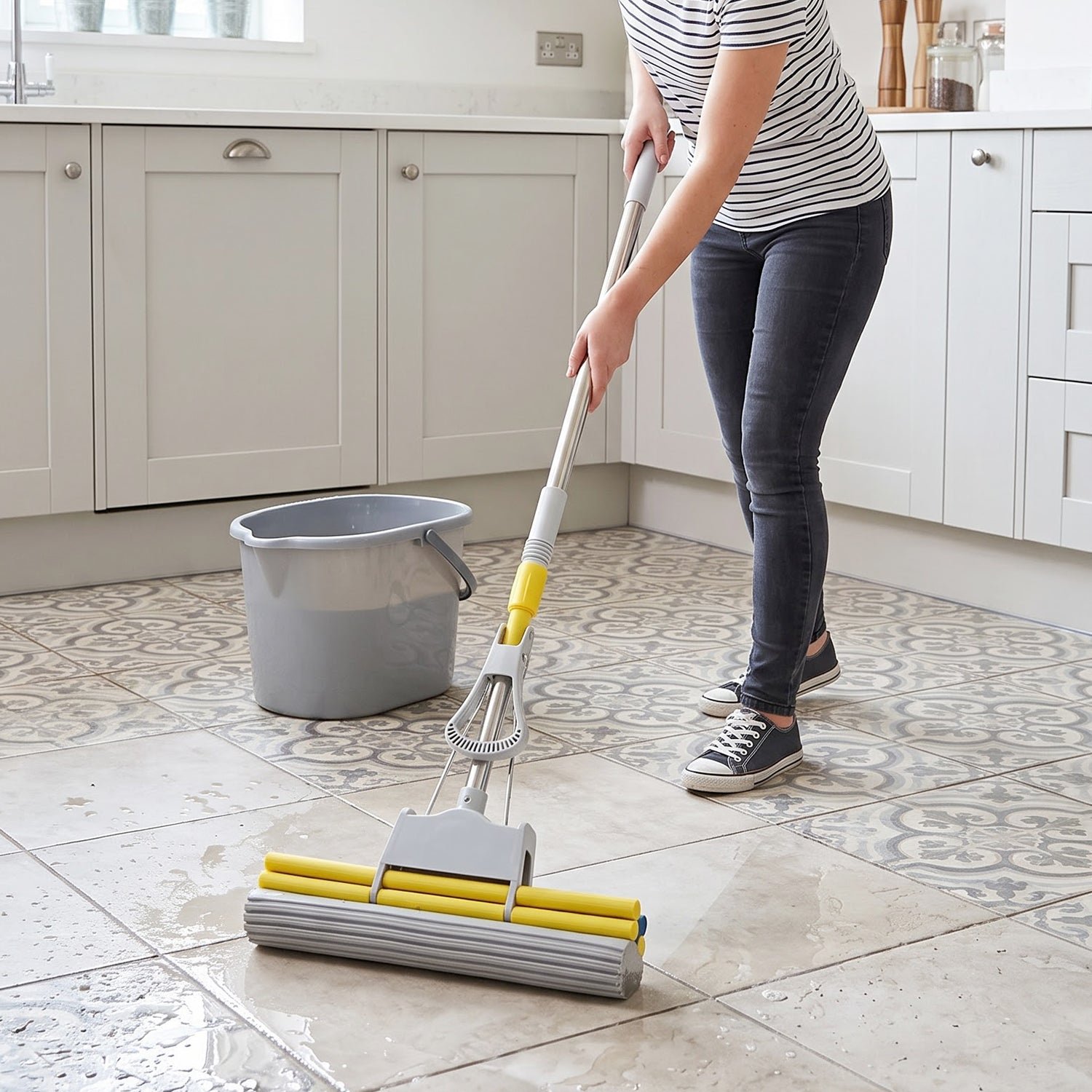 Adjustable Telescopic Sponge Mop with Integrated Hands-Free Wringer - Detailed Feature View 2